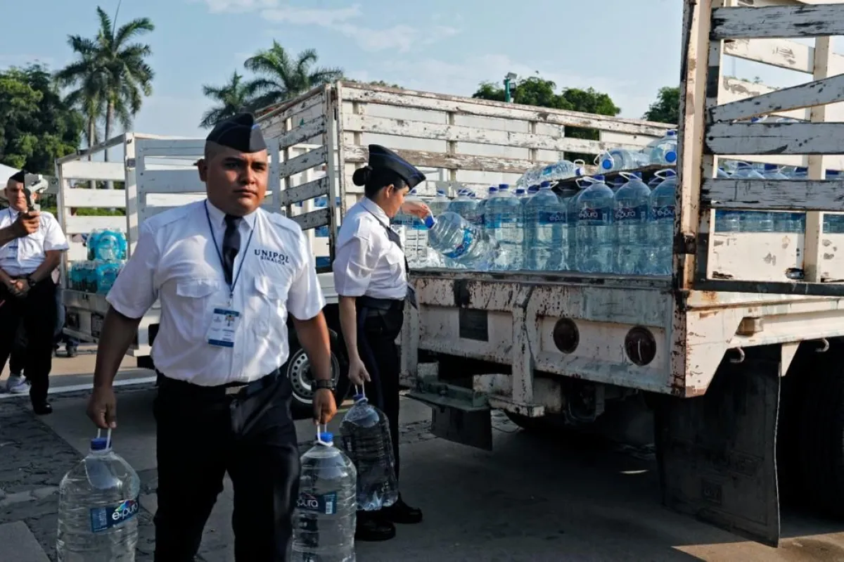 La ciudadan&iacute;a responde al llamado de donar agua para familias de Sinaloa