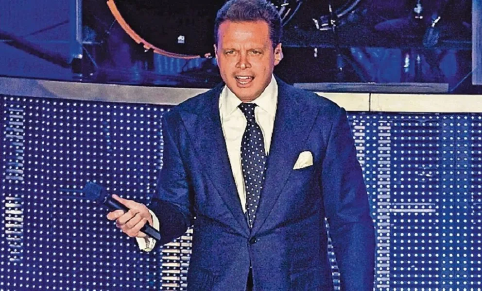 Luis Miguel se fotografío junto a un famoso piloto y los fans lo defenestraron por su aspecto físico