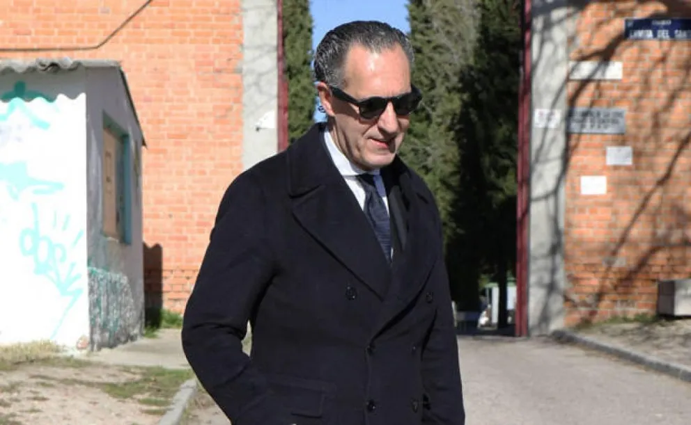 Salen a la luz fotos de Jaime de Marichalar junto a una misteriosa mujer: la infanta Elena en shock