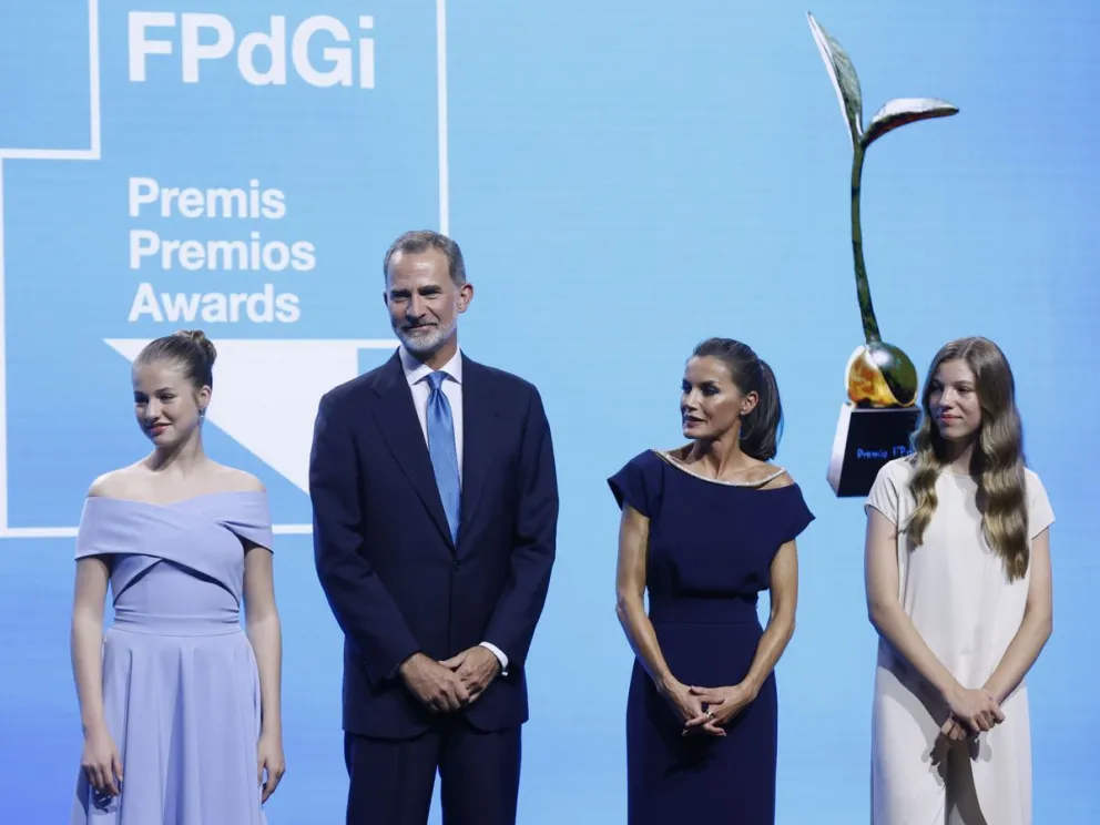 La reina Letizia se animó a lucir un  jugado look para no ser opacada por la princesa Leonor
