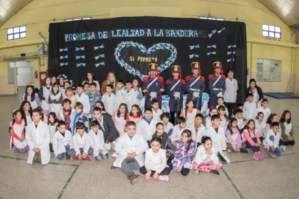Granaderos visitaron a los alumnos de las escuelas roquenses