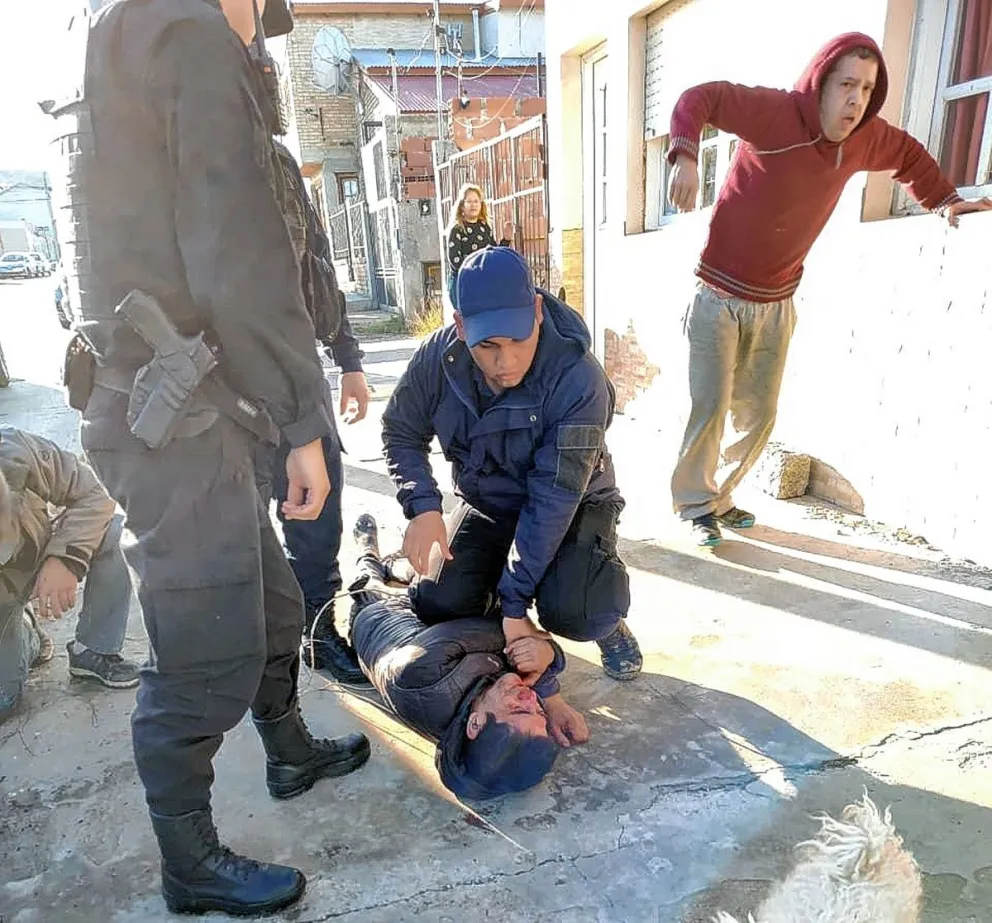 Atraparon a supuesto ladrón que se metió en casa de una mujer en calle Saavedra al 200