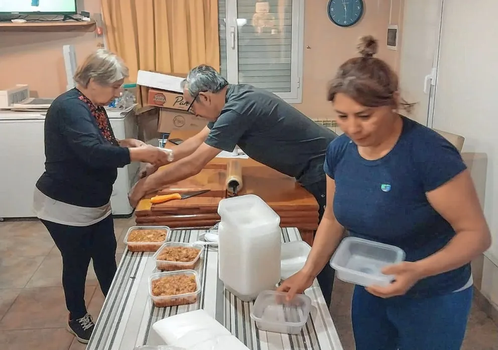 Una pareja cristiana cocina y entrega viandas a personas en situación de calle