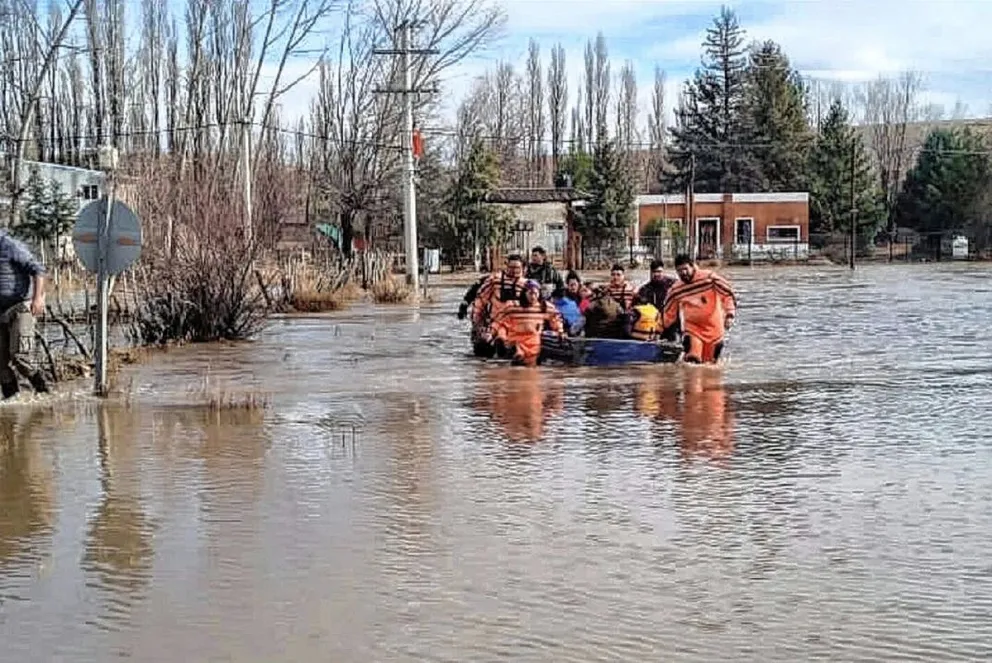 Temporal de lluvia deja más de 60 familias evacuadas y cortes de rutas en Neuquén