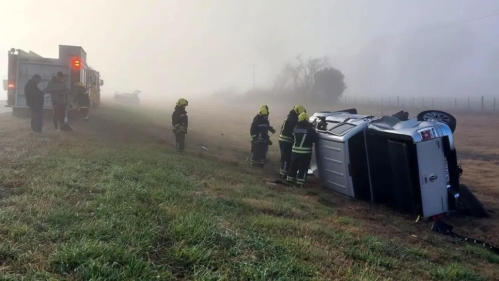 Tres vehículos protagonizaron un choque y vuelco en la ruta