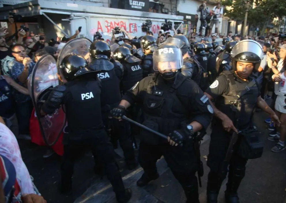Tercer día consecutivo de represión frente al Congreso: máxima tensión tras la aprobación de la Ley Ómnibus