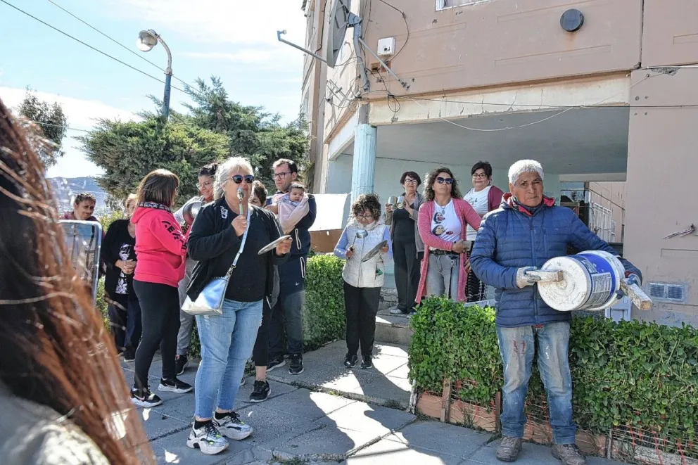 Vecinos del complejo LU4 siguen pidiendo respuestas y ayer hicieron un cacerolazo